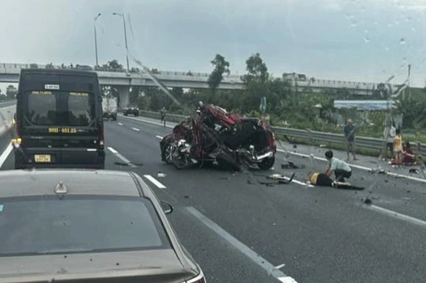 Hiện trường kinh hoàng vụ tai nạn trên cao tốc Hà Nội - Hải Phòng: Xe con bị vò nát, mảnh vỡ la liệt trên đường- Ảnh 1.