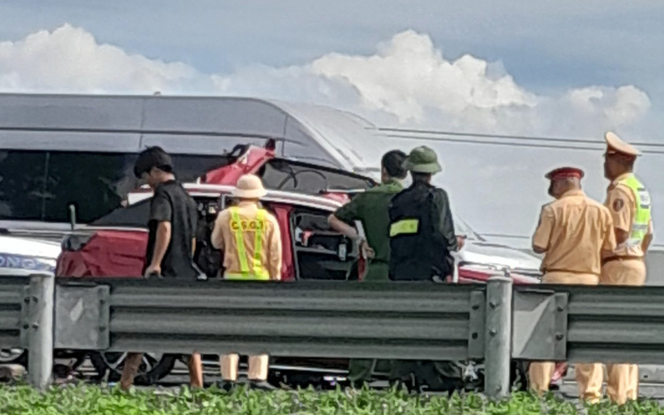 Hiện trường kinh hoàng vụ tai nạn trên cao tốc Hà Nội - Hải Phòng: Xe con bị vò nát, mảnh vỡ la liệt trên đường- Ảnh 4.