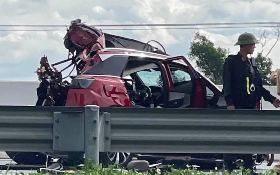 Hiện trường kinh hoàng vụ tai nạn trên cao tốc Hà Nội - Hải Phòng: Xe con bị vò nát, mảnh vỡ la liệt trên đường- Ảnh 5.