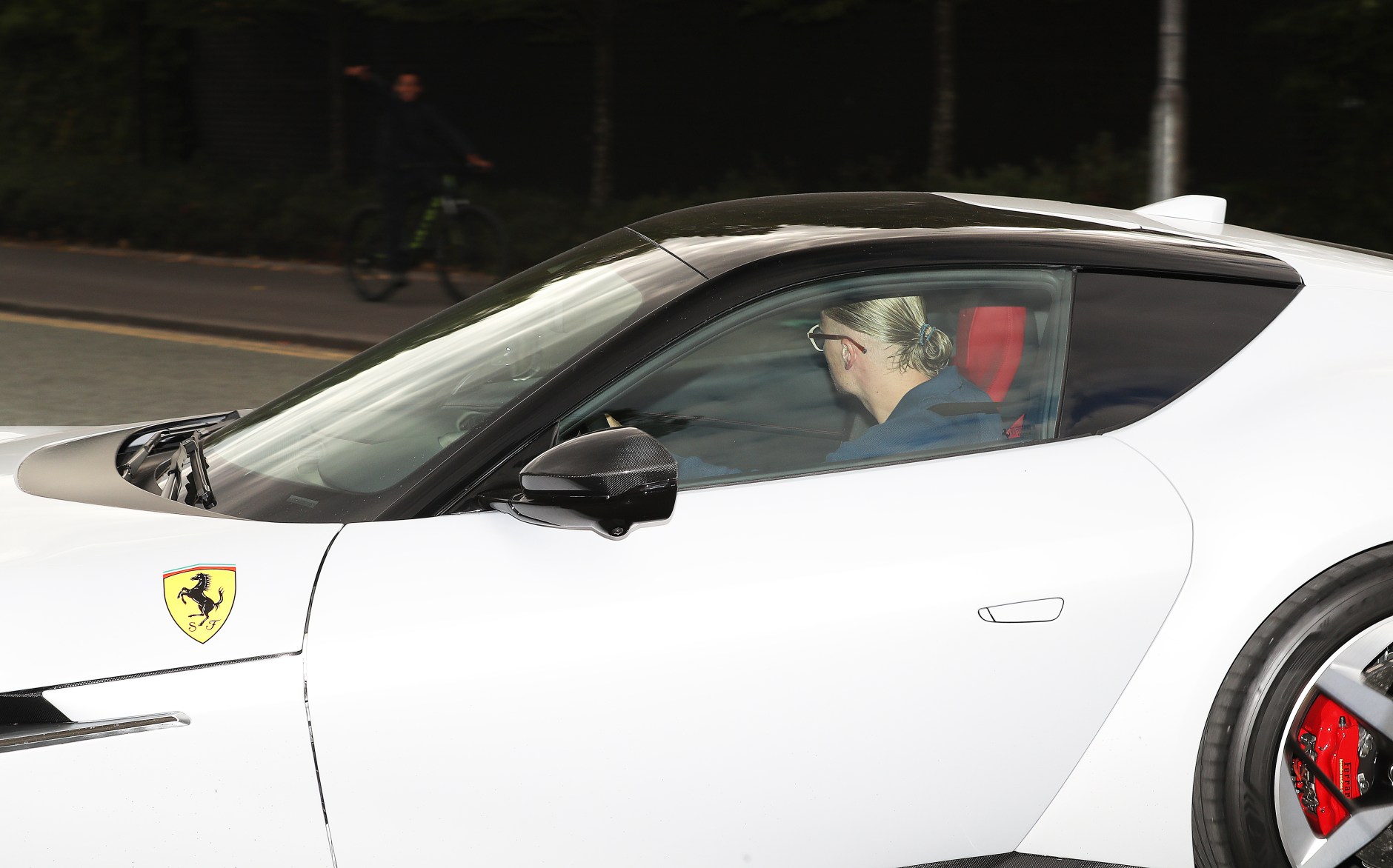 Ngôi sao bóng đá lái xế hộp 11 tỷ đến sân bóng, nhìn bộ sưu tập siêu xe mới khiến fan choáng váng- Ảnh 2. Ngôi sao bóng đá lái xế hộp 11 tỷ đến sân bóng, nhìn bộ sưu tập siêu xe mới khiến fan choáng váng- Ảnh 2.