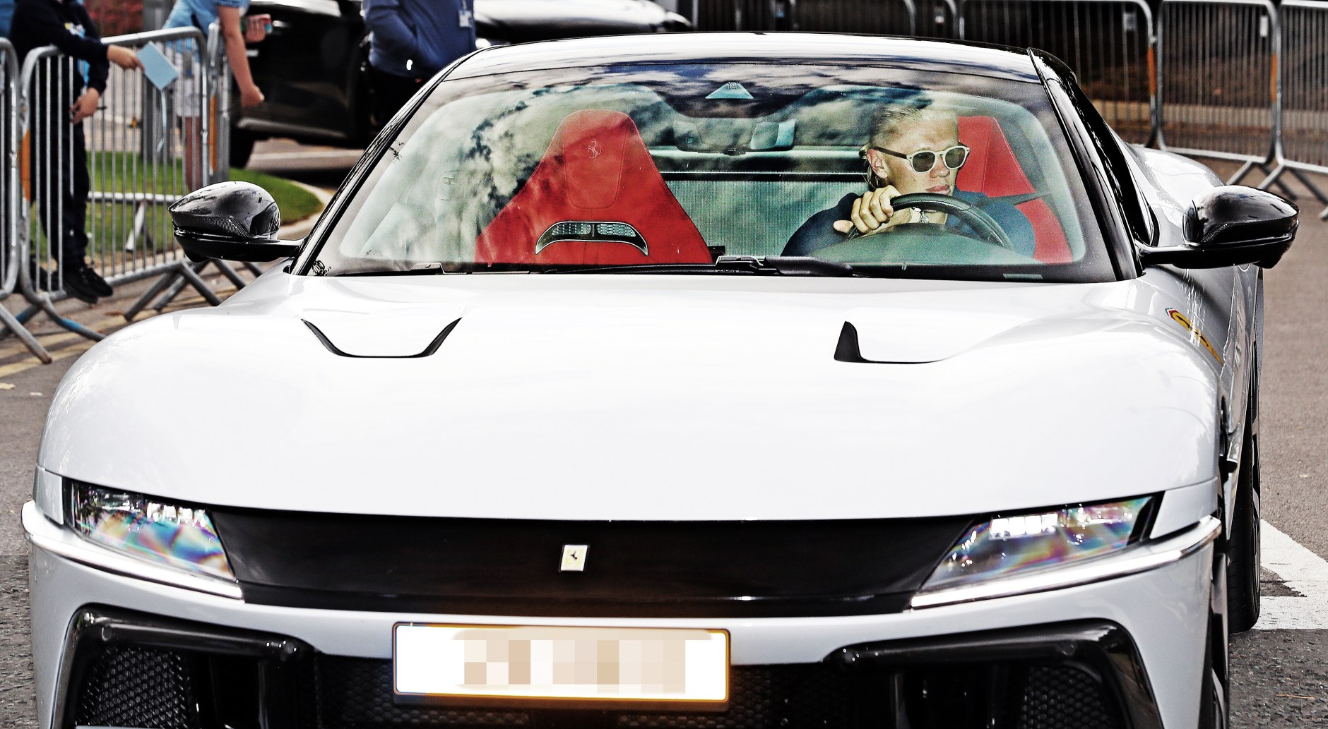 Ngôi sao bóng đá lái xế hộp 11 tỷ đến sân bóng, nhìn bộ sưu tập siêu xe mới khiến fan choáng váng- Ảnh 1. Ngôi sao bóng đá lái xế hộp 11 tỷ đến sân bóng, nhìn bộ sưu tập siêu xe mới khiến fan choáng váng- Ảnh 1.