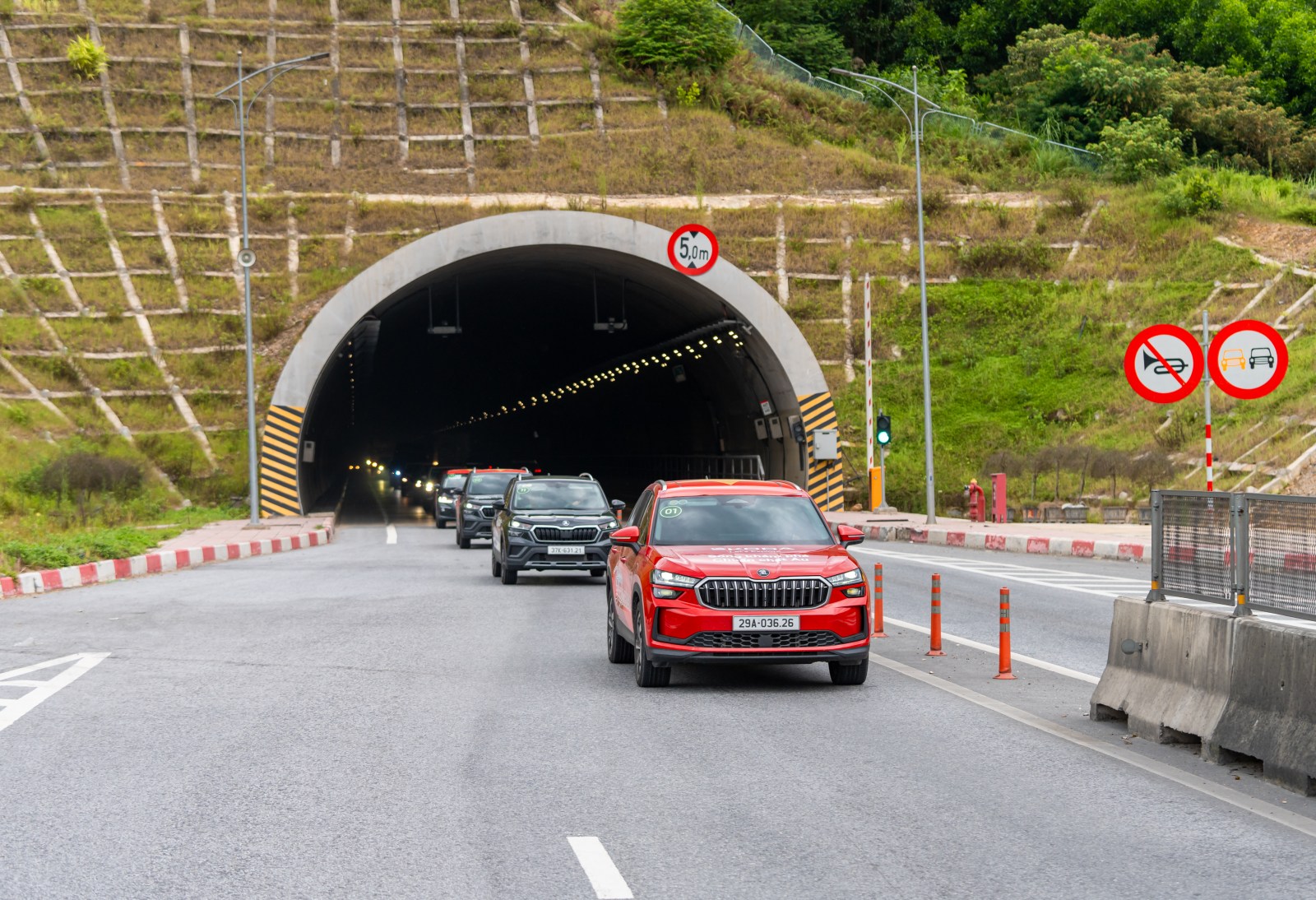 Skoda Slavia vượt hơn 200km cao tốc Nghệ An - Ninh Bình cùng đoàn SUV: Cầm lái không ngán tốc độ cao, ngồi lâu không mệt nhờ một điều- Ảnh 22. Skoda Slavia vượt hơn 200km cao tốc Nghệ An - Ninh Bình cùng đoàn SUV: Cầm lái không ngán tốc độ cao, ngồi lâu không mệt nhờ một điều- Ảnh 22.
