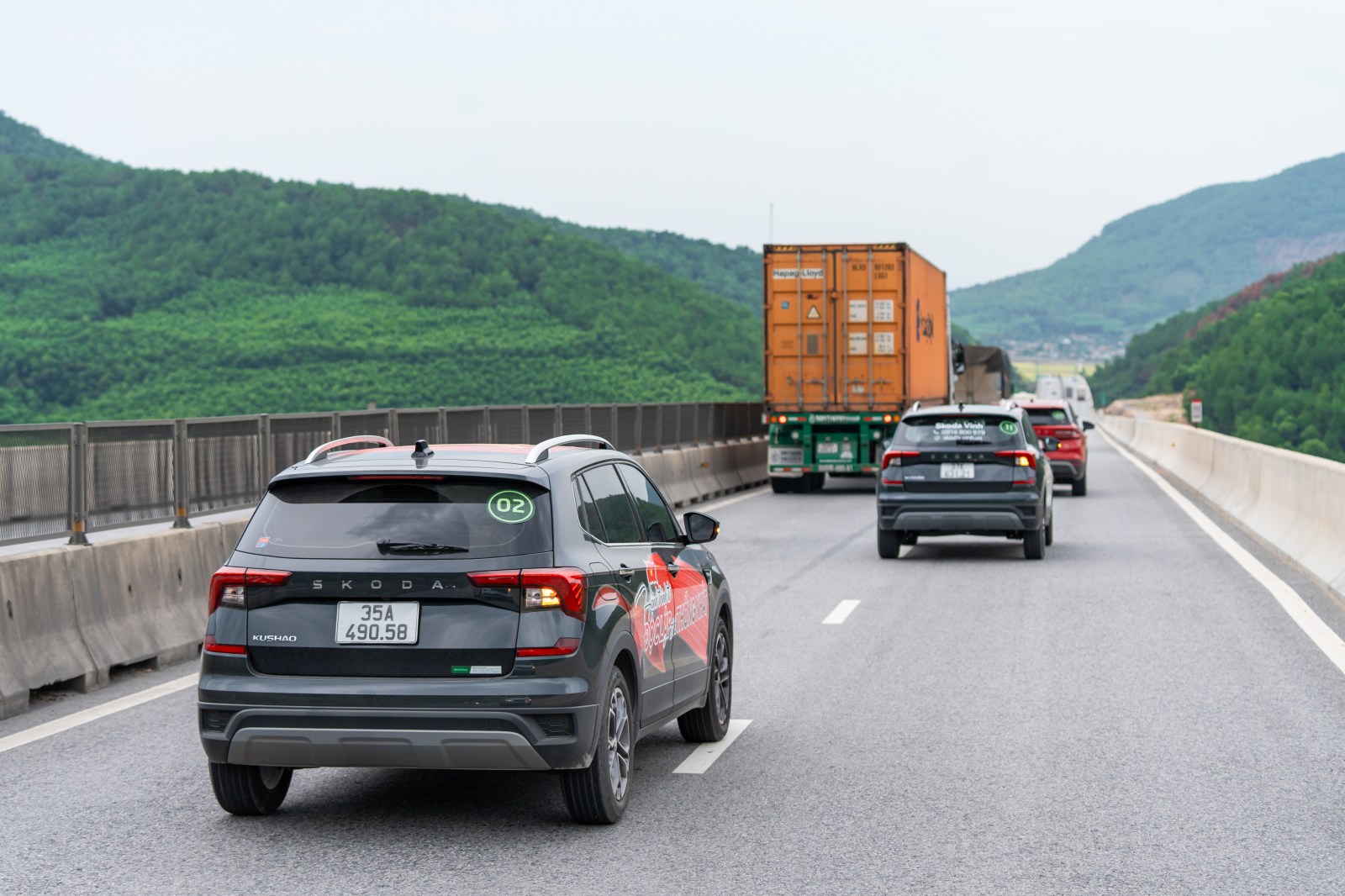Skoda Slavia vượt hơn 200km cao tốc Nghệ An - Ninh Bình cùng đoàn SUV: Cầm lái không ngán tốc độ cao, ngồi lâu không mệt nhờ một điều- Ảnh 25. Skoda Slavia vượt hơn 200km cao tốc Nghệ An - Ninh Bình cùng đoàn SUV: Cầm lái không ngán tốc độ cao, ngồi lâu không mệt nhờ một điều- Ảnh 25.