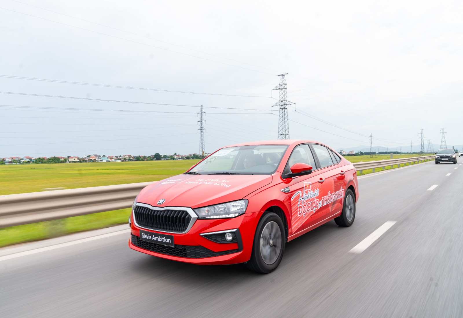 Skoda Slavia vượt hơn 200km cao tốc Nghệ An - Ninh Bình cùng đoàn SUV: Cầm lái không ngán tốc độ cao, ngồi lâu không mệt nhờ một điều- Ảnh 9.