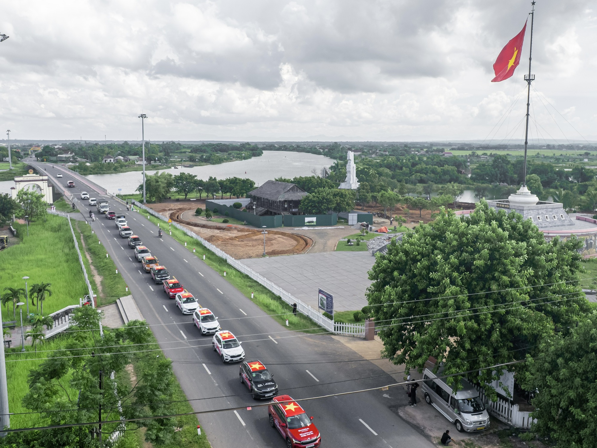 Đoàn Skoda xuyên Việt hoàn thành cung dài nhất hơn 500km: Đích thân TGĐ Skoda Việt Nam cầm lái Slavia vượt đèo Hải Vân- Ảnh 9. Đoàn Skoda xuyên Việt hoàn thành cung dài nhất hơn 500km: Đích thân TGĐ Skoda Việt Nam cầm lái Slavia vượt đèo Hải Vân- Ảnh 9.