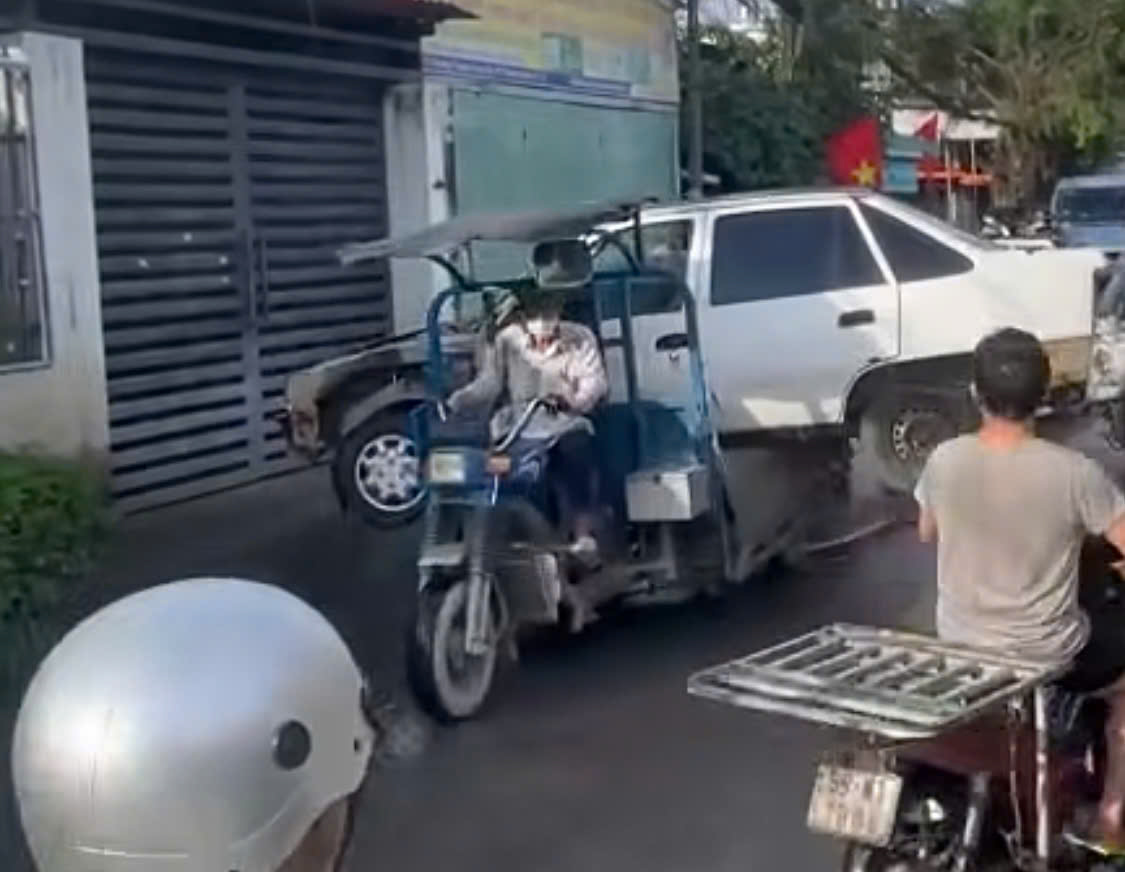 Thông tin mới vụ xe ba gác "cõng" ô tô gây bức xúc ở TP HCM- Ảnh 1.
