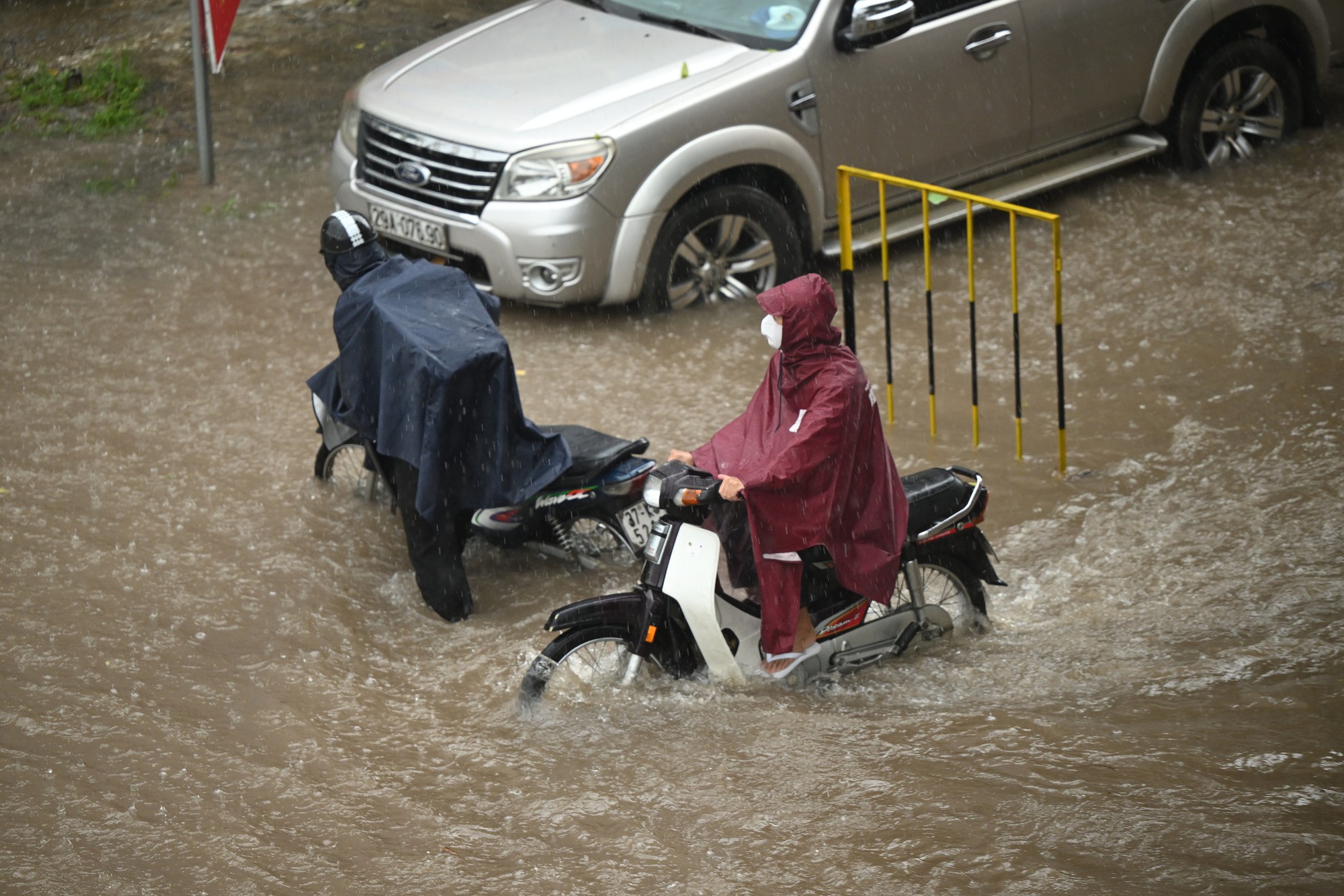 Toàn cảnh một buổi sáng "không tưởng" ở Hà Nội: Nước ngập đến thắt lưng, người dân vật lộn di chuyển giữa phố phường- Ảnh 9.