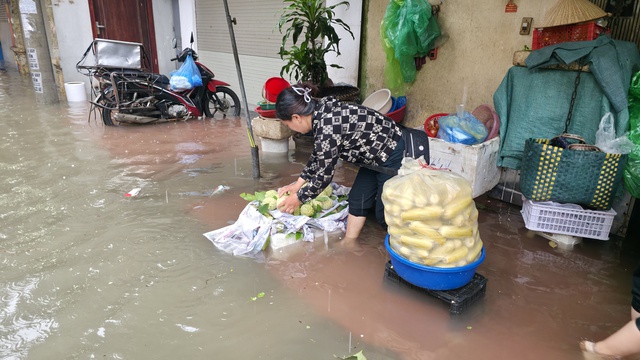 Toàn cảnh một buổi sáng "không tưởng" ở Hà Nội: Nước ngập đến thắt lưng, người dân vật lộn di chuyển giữa phố phường- Ảnh 3.