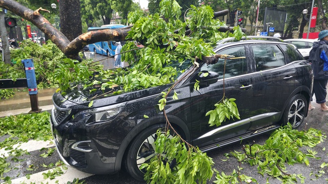 Toàn cảnh một buổi sáng "không tưởng" ở Hà Nội: Nước ngập đến thắt lưng, người dân vật lộn di chuyển giữa phố phường- Ảnh 26.