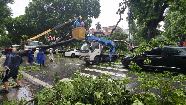 Toàn cảnh một buổi sáng "không tưởng" ở Hà Nội: Nước ngập đến thắt lưng, người dân vật lộn di chuyển giữa phố phường- Ảnh 25.