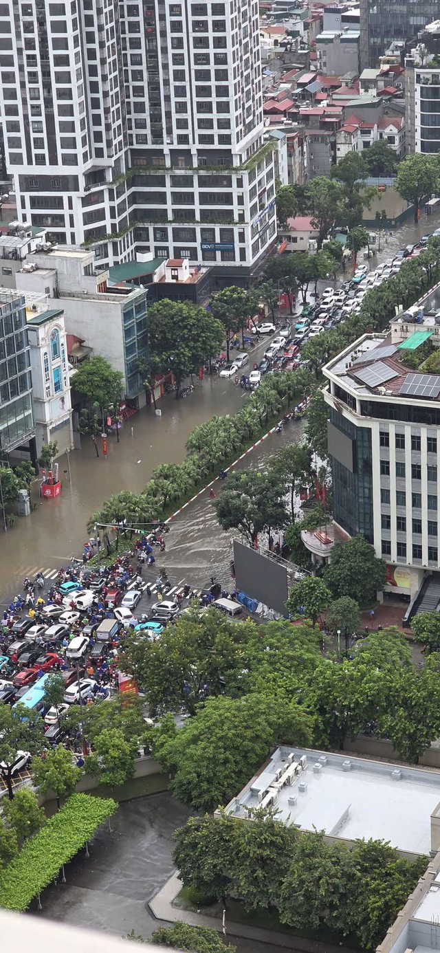 Toàn cảnh một buổi sáng "không tưởng" ở Hà Nội: Nước ngập đến thắt lưng, người dân vật lộn di chuyển giữa phố phường- Ảnh 13.