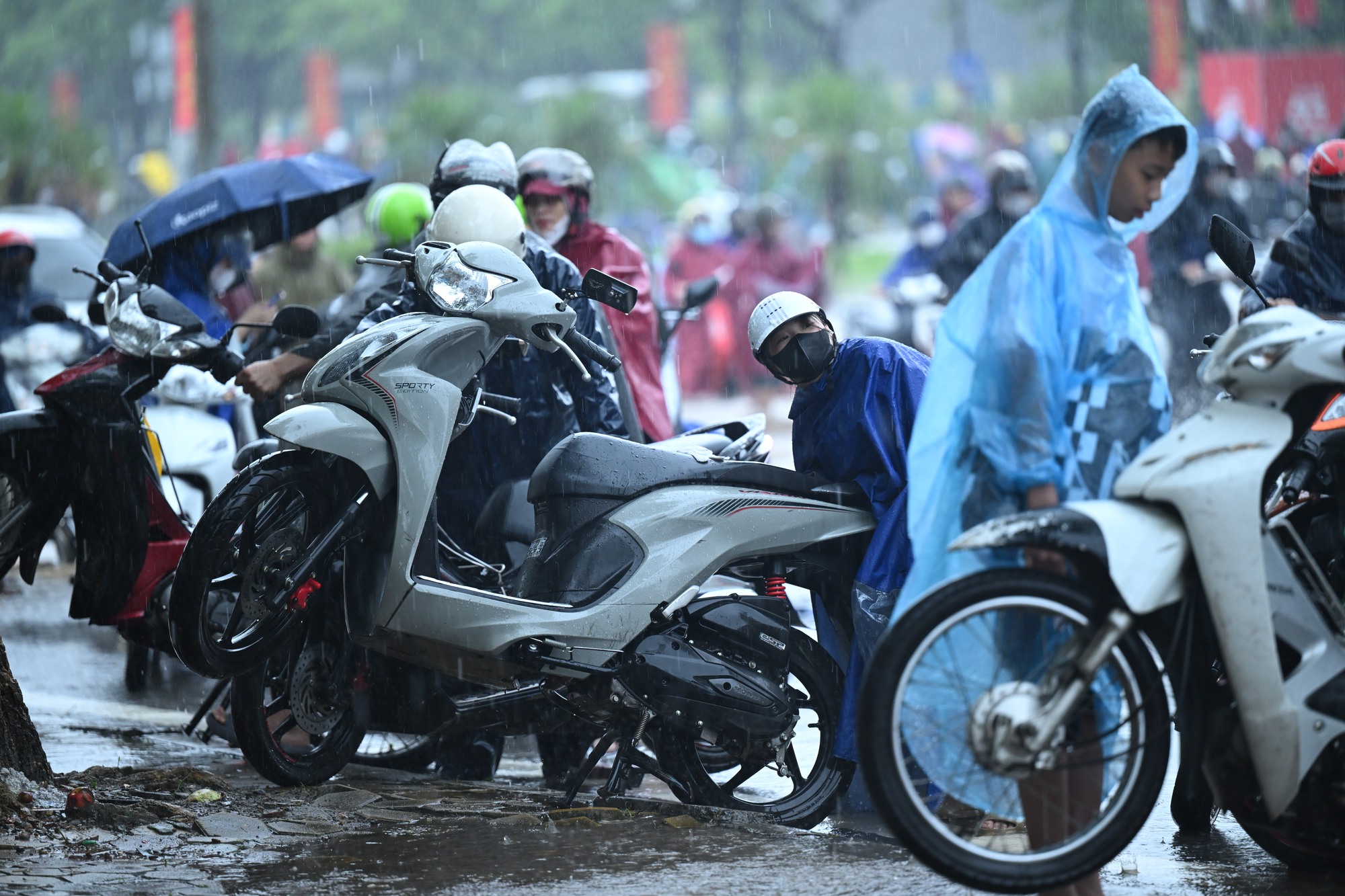 Hà Nội mưa ngập kinh hoàng: Tiệm sửa xe "hốt bạc", dân công sở chi 150.000 đồng để kịp giờ làm- Ảnh 3.