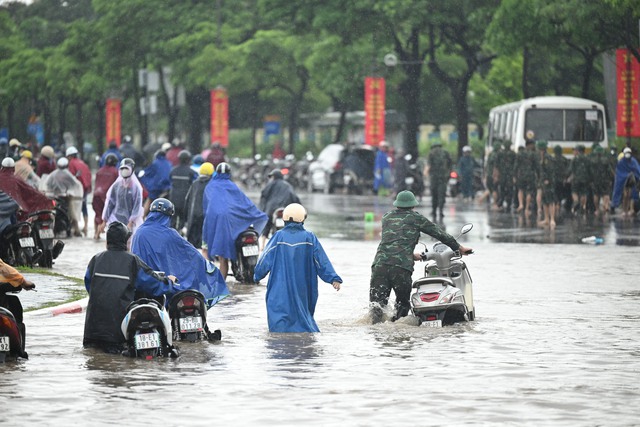Toàn cảnh một buổi sáng "không tưởng" ở Hà Nội: Nước ngập đến thắt lưng, người dân vật lộn di chuyển giữa phố phường- Ảnh 4.