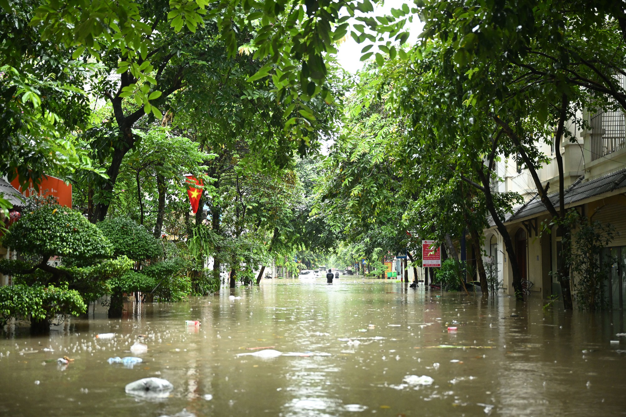 Toàn cảnh một buổi sáng "không tưởng" ở Hà Nội: Nước ngập đến thắt lưng, người dân vật lộn di chuyển giữa phố phường- Ảnh 27.