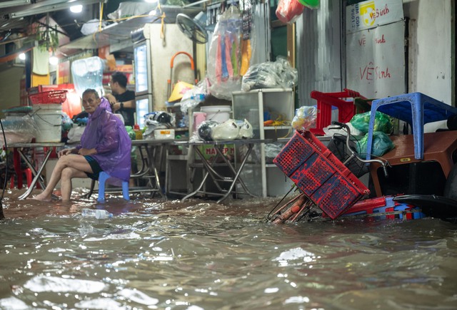 Toàn cảnh một buổi sáng "không tưởng" ở Hà Nội: Nước ngập đến thắt lưng, người dân vật lộn di chuyển giữa phố phường- Ảnh 18.