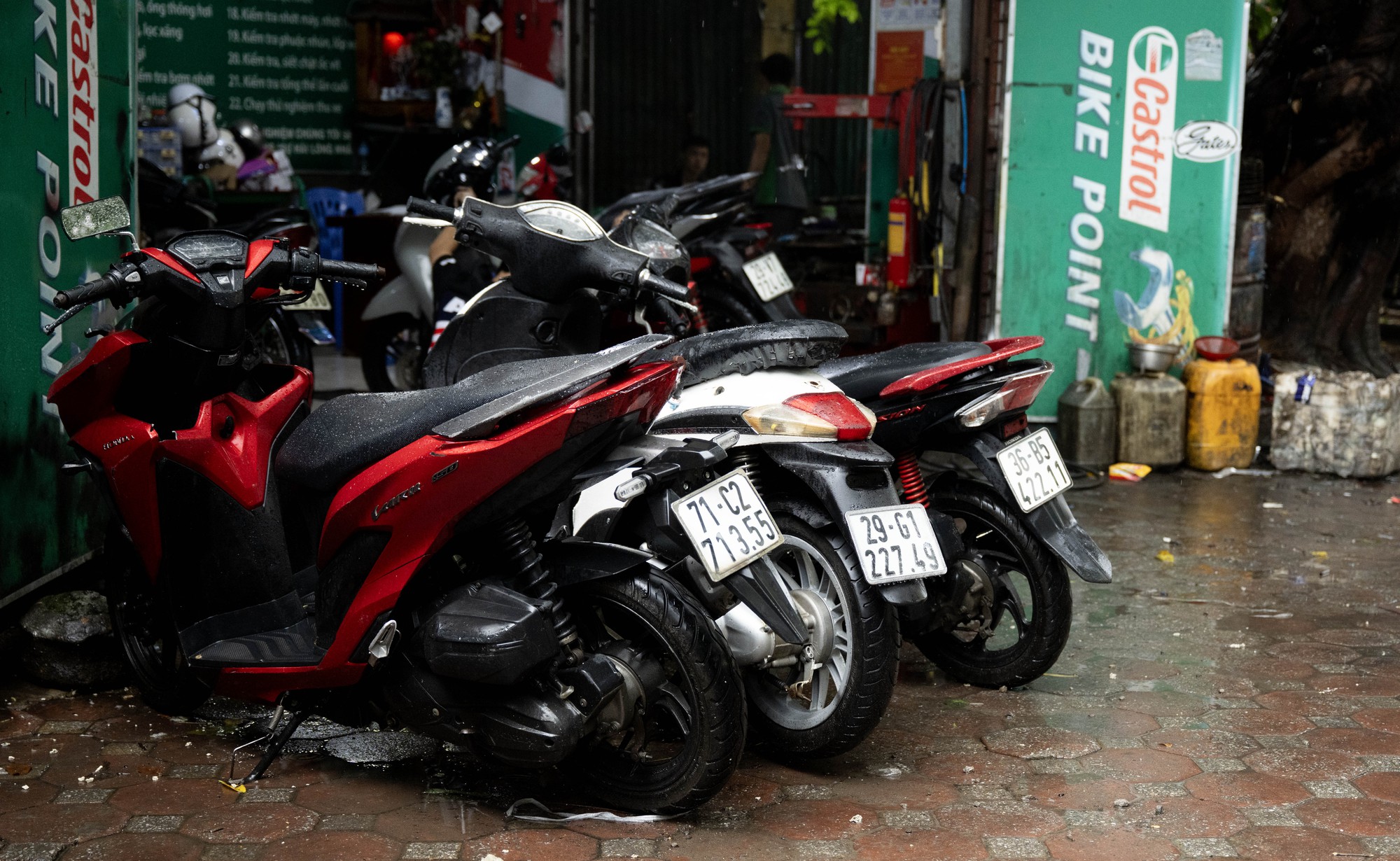 Hà Nội mưa ngập kinh hoàng: Tiệm sửa xe "hốt bạc", dân công sở chi 150.000 đồng để kịp giờ làm- Ảnh 7.