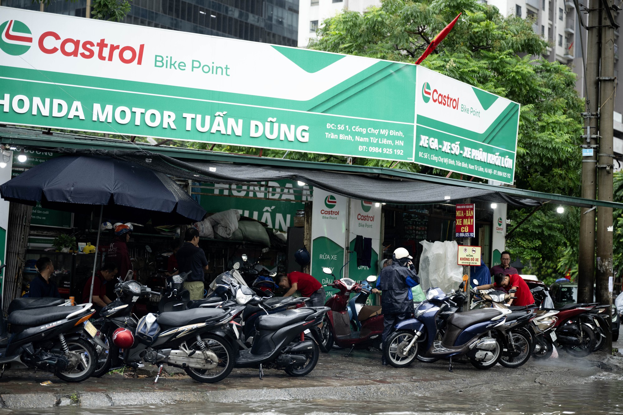 Hà Nội mưa ngập kinh hoàng: Tiệm sửa xe "hốt bạc", dân công sở chi 150.000 đồng để kịp giờ làm- Ảnh 6.