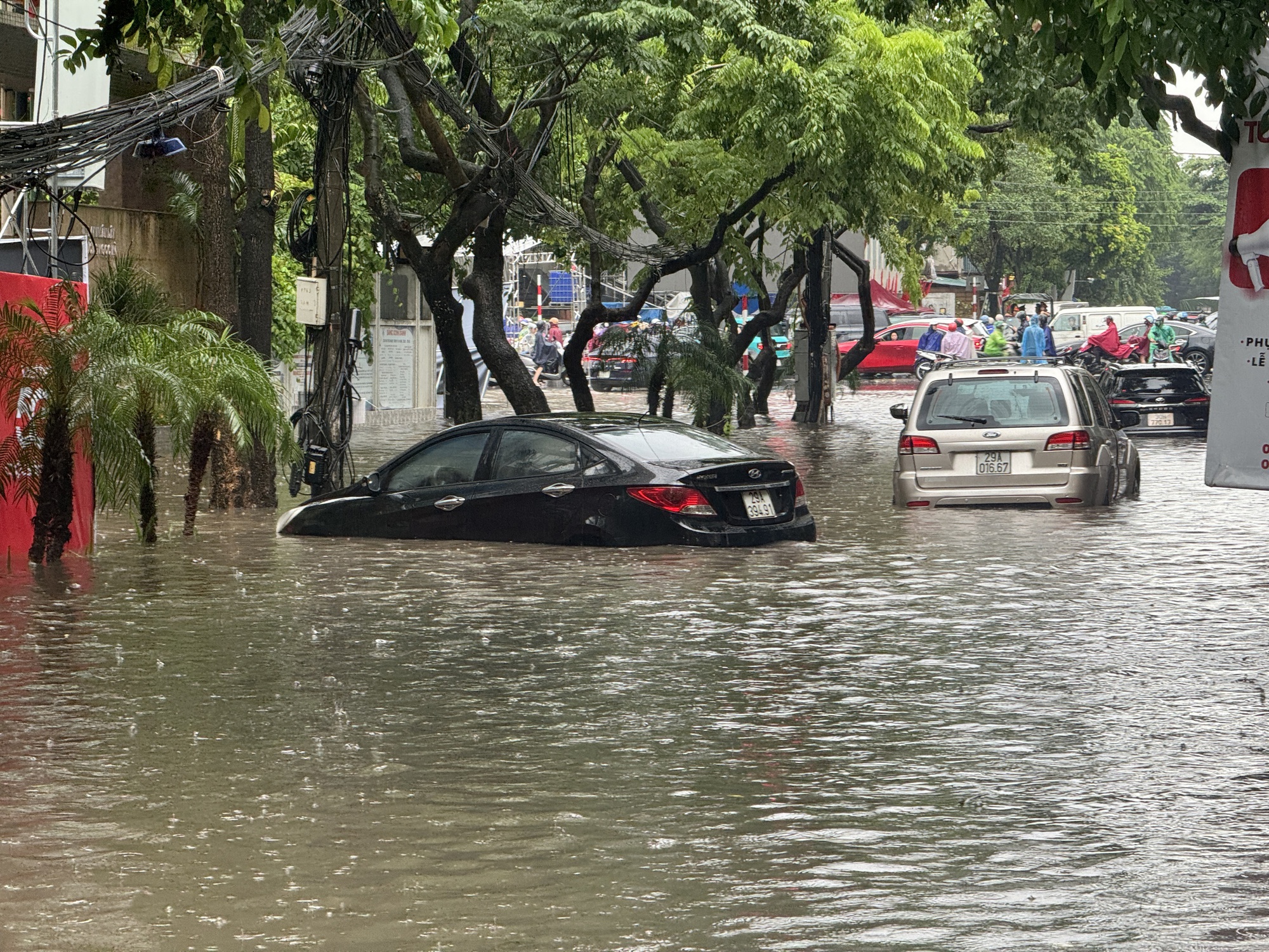 Toàn cảnh một buổi sáng "không tưởng" ở Hà Nội: Nước ngập đến thắt lưng, người dân vật lộn di chuyển giữa phố phường- Ảnh 12.