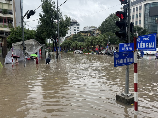 Toàn cảnh một buổi sáng "không tưởng" ở Hà Nội: Nước ngập đến thắt lưng, người dân vật lộn di chuyển giữa phố phường- Ảnh 8.