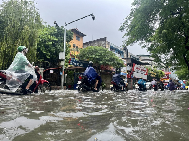 Toàn cảnh một buổi sáng "không tưởng" ở Hà Nội: Nước ngập đến thắt lưng, người dân vật lộn di chuyển giữa phố phường- Ảnh 17.