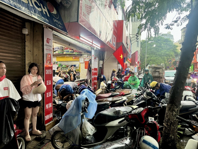 Toàn cảnh một buổi sáng "không tưởng" ở Hà Nội: Nước ngập đến thắt lưng, người dân vật lộn di chuyển giữa phố phường- Ảnh 16.