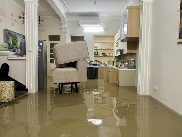 Toàn cảnh một buổi sáng "không tưởng" ở Hà Nội: Nước ngập đến thắt lưng, người dân vật lộn di chuyển giữa phố phường- Ảnh 7.