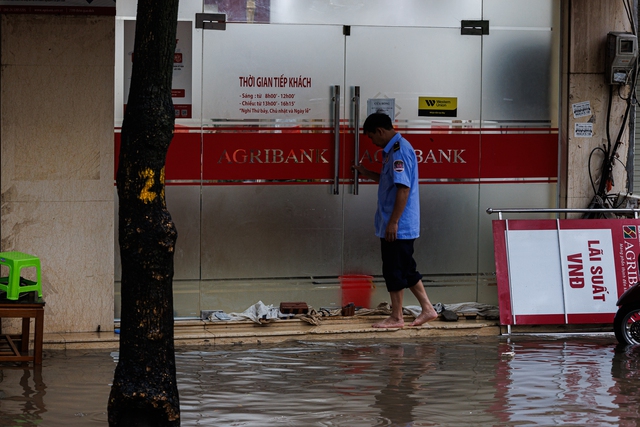 Toàn cảnh một buổi sáng "không tưởng" ở Hà Nội: Nước ngập đến thắt lưng, người dân vật lộn di chuyển giữa phố phường- Ảnh 22.
