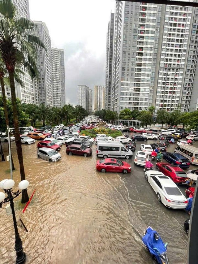 Toàn cảnh một buổi sáng "không tưởng" ở Hà Nội: Nước ngập đến thắt lưng, người dân vật lộn di chuyển giữa phố phường- Ảnh 14.