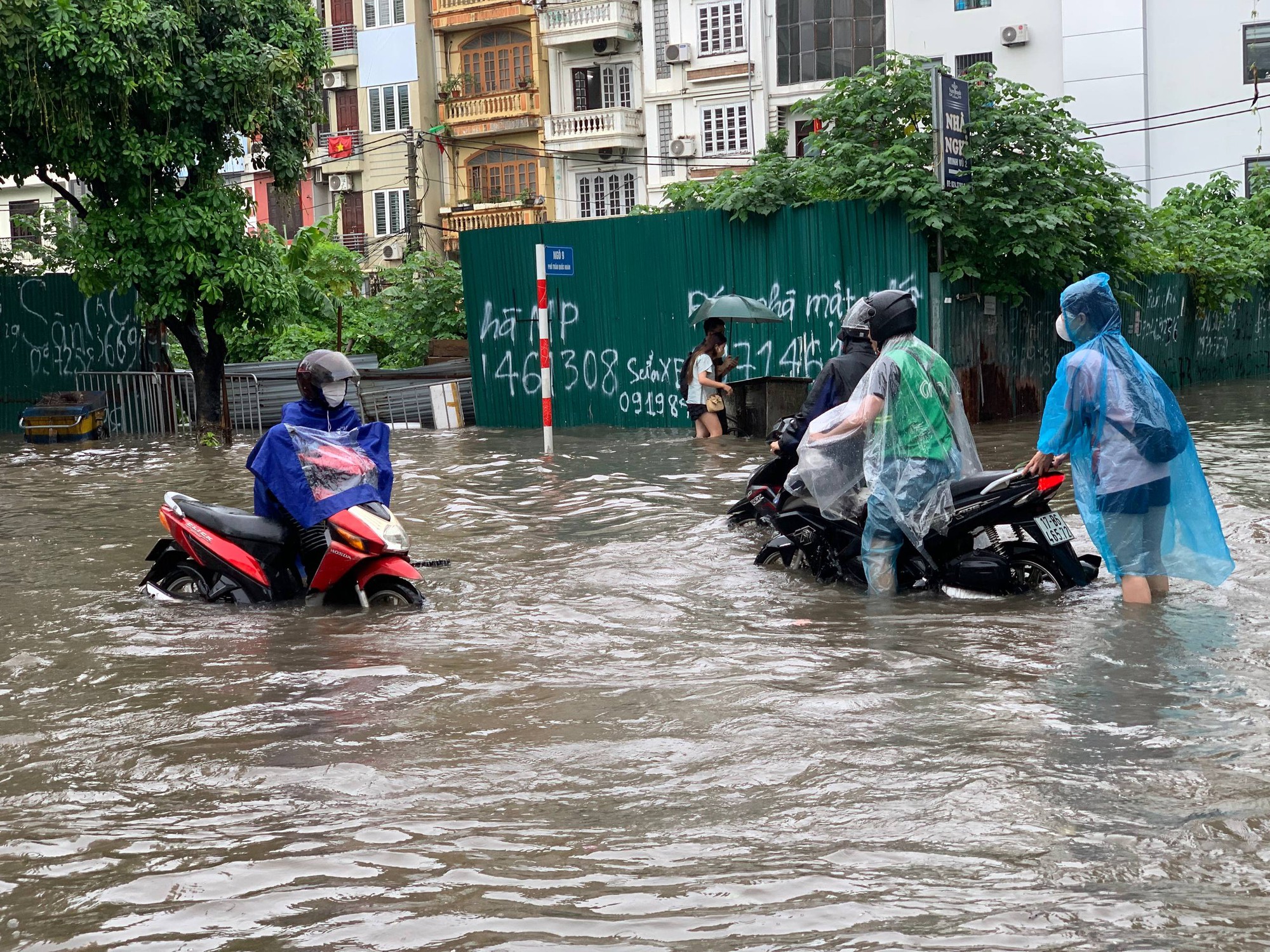 Hà Nội mưa ngập kinh hoàng: Tiệm sửa xe "hốt bạc", dân công sở chi 150.000 đồng để kịp giờ làm- Ảnh 2.