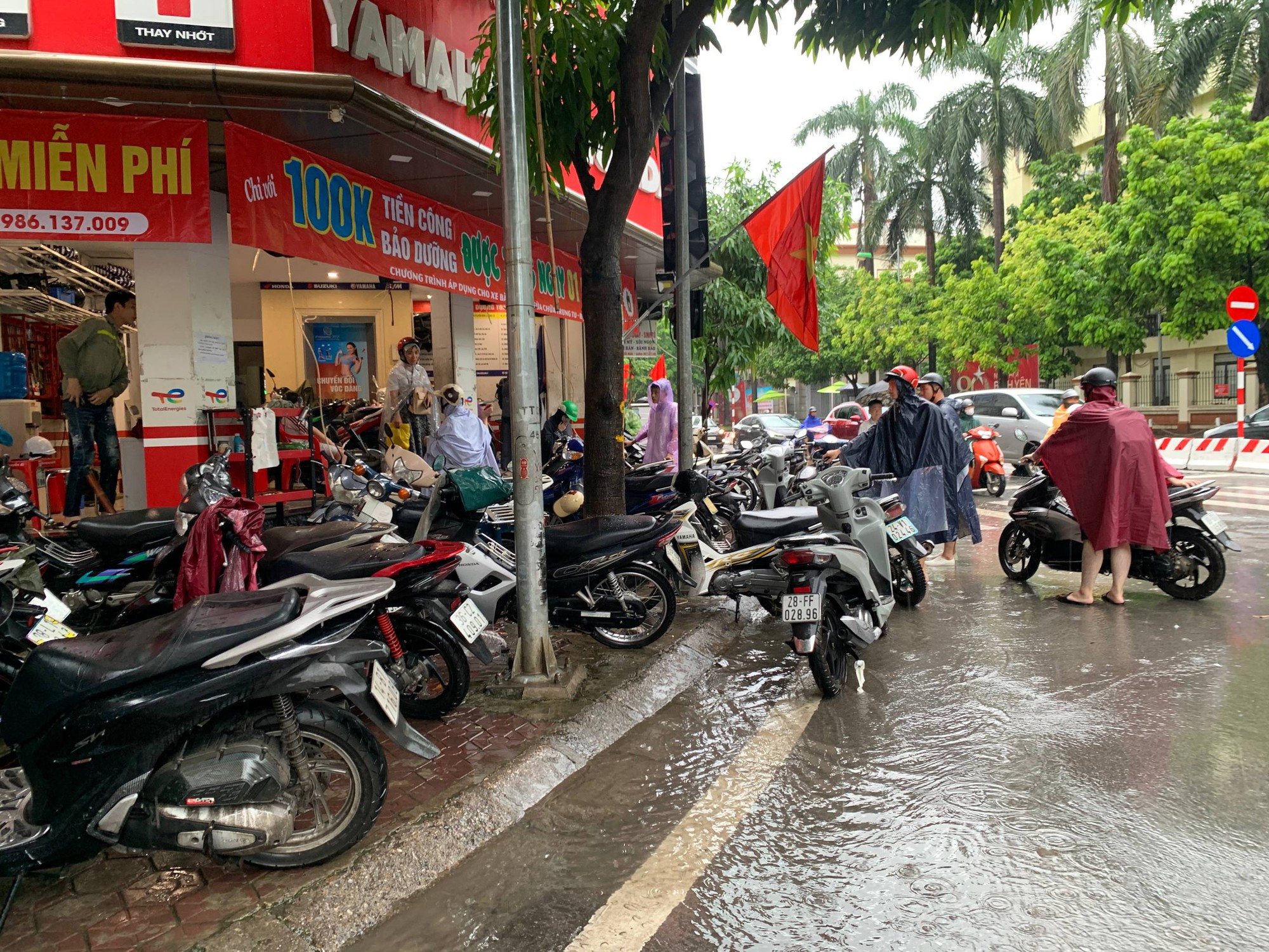 Hà Nội mưa ngập kinh hoàng: Tiệm sửa xe "hốt bạc", dân công sở chi 150.000 đồng để kịp giờ làm- Ảnh 4.