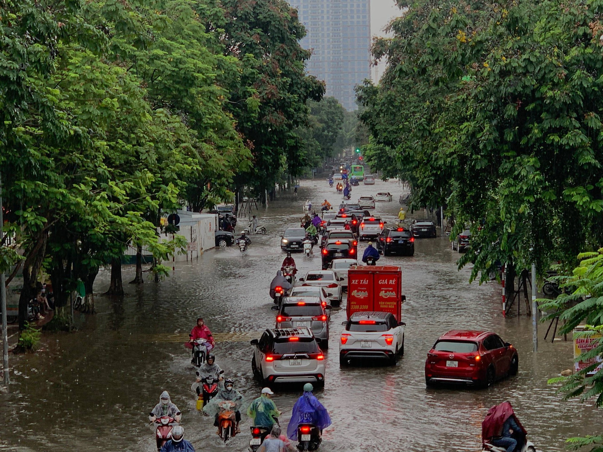 Hà Nội mưa ngập kinh hoàng: Tiệm sửa xe "hốt bạc", dân công sở chi 150.000 đồng để kịp giờ làm- Ảnh 1.