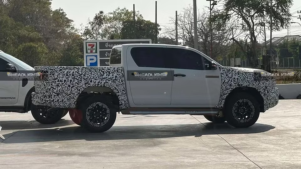 Toyota Hilux 2026 sẽ thay đổi theo cách người Việt thích: Cabin như Prado, một chi tiết 'học' từ Ranger, có thể thêm bản nhiên liệu sinh học- Ảnh 7.