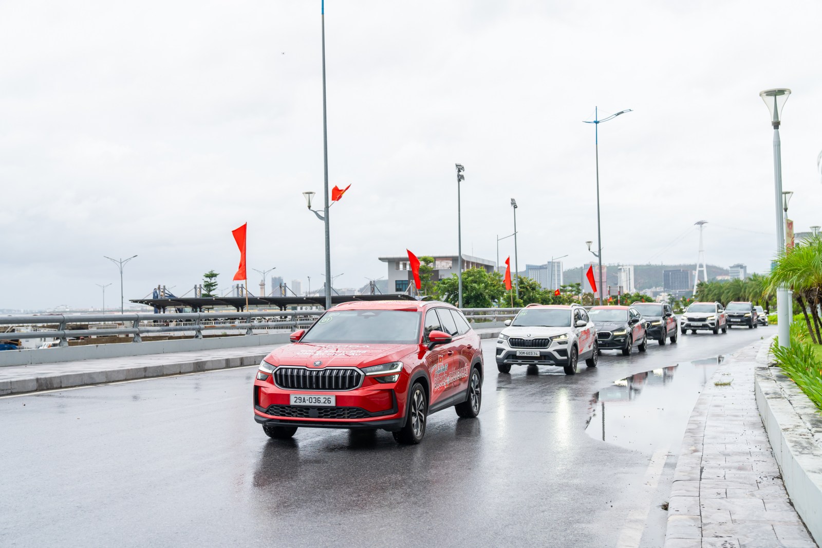 Đoàn xe Skoda 'vượt bão' tới Hà Nội, kết thúc gần 2.500km từ Độc Lập tới Thống Nhất với nhiều cung bậc cảm xúc- Ảnh 17. Đoàn xe Skoda 'vượt bão' tới Hà Nội, kết thúc gần 2.500km từ Độc Lập tới Thống Nhất với nhiều cung bậc cảm xúc- Ảnh 17.