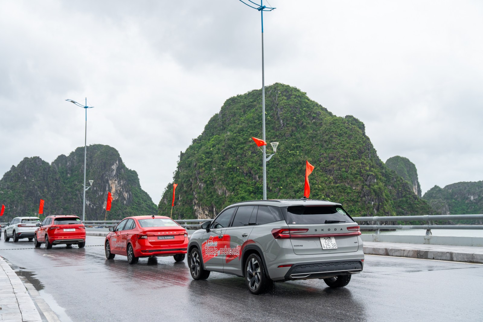 Đoàn xe Skoda 'vượt bão' tới Hà Nội, kết thúc gần 2.500km từ Độc Lập tới Thống Nhất với nhiều cung bậc cảm xúc- Ảnh 19. Đoàn xe Skoda 'vượt bão' tới Hà Nội, kết thúc gần 2.500km từ Độc Lập tới Thống Nhất với nhiều cung bậc cảm xúc- Ảnh 19.
