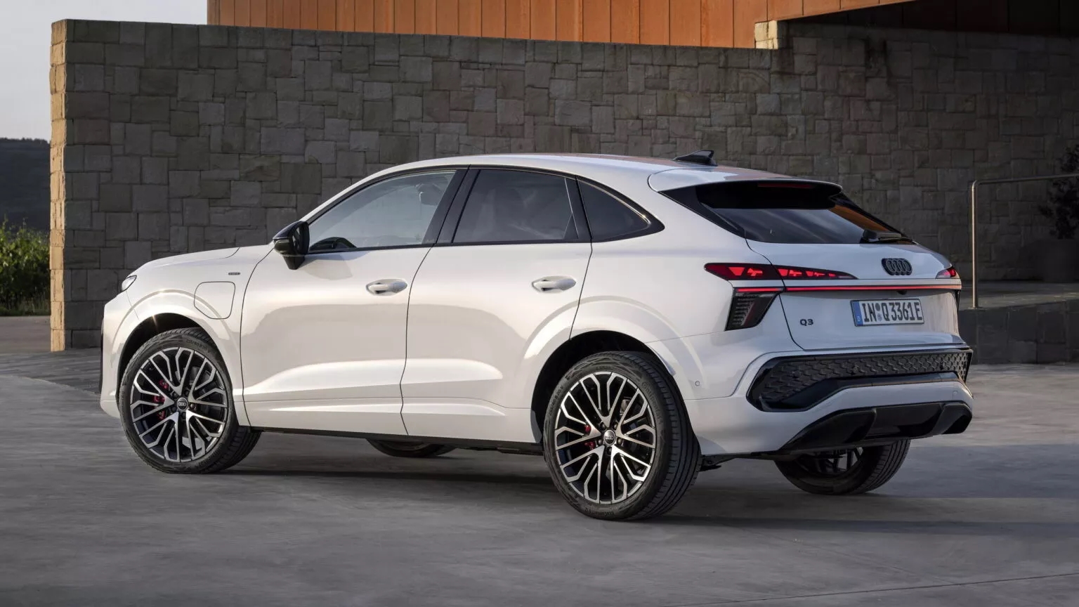 Audi Q3 Sportback 2026 ra mắt: Màn lớn hơn, mạnh tới 268 mã lực, có bản chạy được 117km không cần xăng- Ảnh 7. Audi Q3 Sportback 2026 ra mắt: Màn lớn hơn, mạnh tới 268 mã lực, có bản chạy được 117km không cần xăng- Ảnh 7.