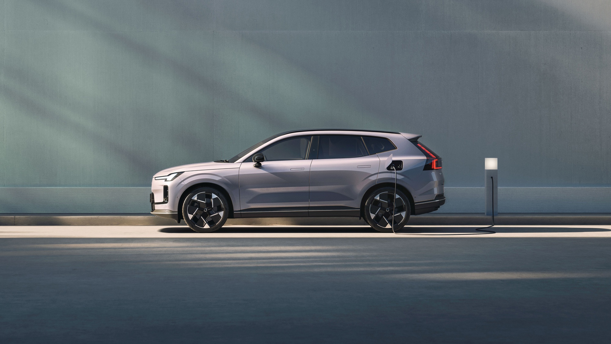Volvo XC70 nhận đặt hàng: Giá quy đổi từ 1,1 tỷ đồng, động cơ PHEV, chạy 180km không cần xăng- Ảnh 6. Volvo XC70 nhận đặt hàng: Giá quy đổi từ 1,1 tỷ đồng, động cơ PHEV, chạy 180km không cần xăng- Ảnh 6.