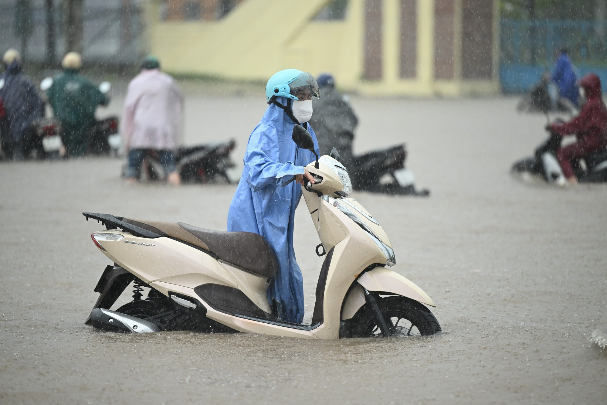 Bạn gái cố đi đánh pickleball dù mưa ngập: Xe chết máy giữa đường, chi phí sửa chữa khiến tôi điếng người- Ảnh 3.
