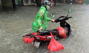 Nhiều người Hà Nội nháo nhác tìm biển số xe bị 'rụng' trên đường ngày mưa ngập- Ảnh 4.