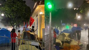 Nhiều người Hà Nội nháo nhác tìm biển số xe bị 'rụng' trên đường ngày mưa ngập- Ảnh 6.