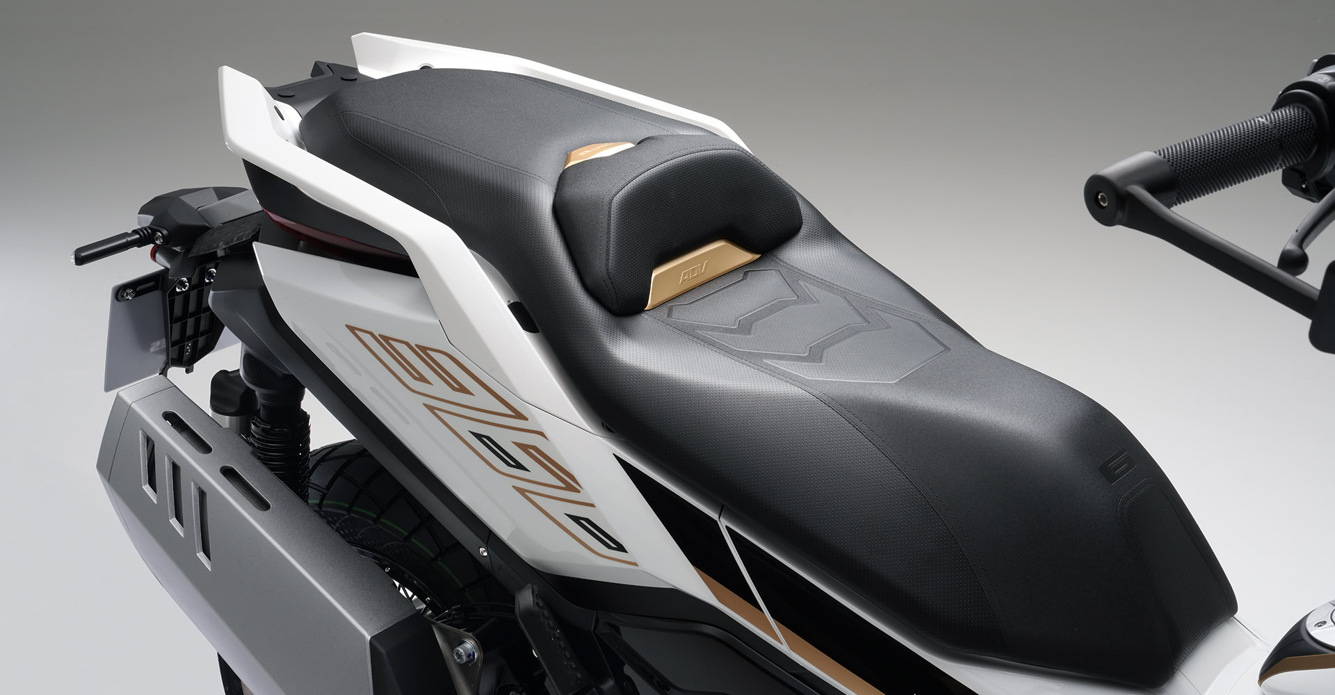 Vừa ra mắt Việt Nam xe tay ga dân phượt thích mê: Sức mạnh và công nghệ vượt xe Honda, Yamaha, giá rẻ hơn- Ảnh 7. Vừa ra mắt Việt Nam xe tay ga dân phượt thích mê: Sức mạnh và công nghệ vượt xe Honda, Yamaha, giá rẻ hơn- Ảnh 7.