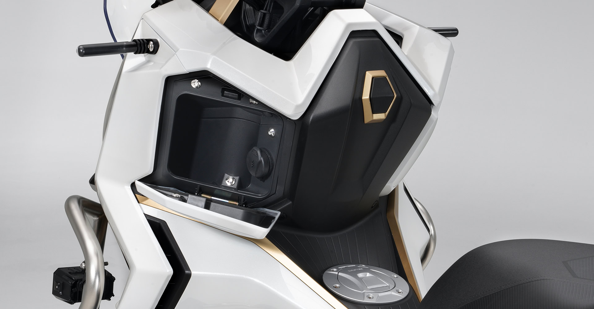 Vừa ra mắt Việt Nam xe tay ga dân phượt thích mê: Sức mạnh và công nghệ vượt xe Honda, Yamaha, giá rẻ hơn- Ảnh 10. Vừa ra mắt Việt Nam xe tay ga dân phượt thích mê: Sức mạnh và công nghệ vượt xe Honda, Yamaha, giá rẻ hơn- Ảnh 10.