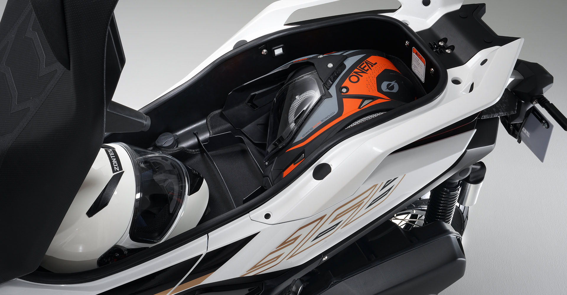 Vừa ra mắt Việt Nam xe tay ga dân phượt thích mê: Sức mạnh và công nghệ vượt xe Honda, Yamaha, giá rẻ hơn- Ảnh 8. Vừa ra mắt Việt Nam xe tay ga dân phượt thích mê: Sức mạnh và công nghệ vượt xe Honda, Yamaha, giá rẻ hơn- Ảnh 8.