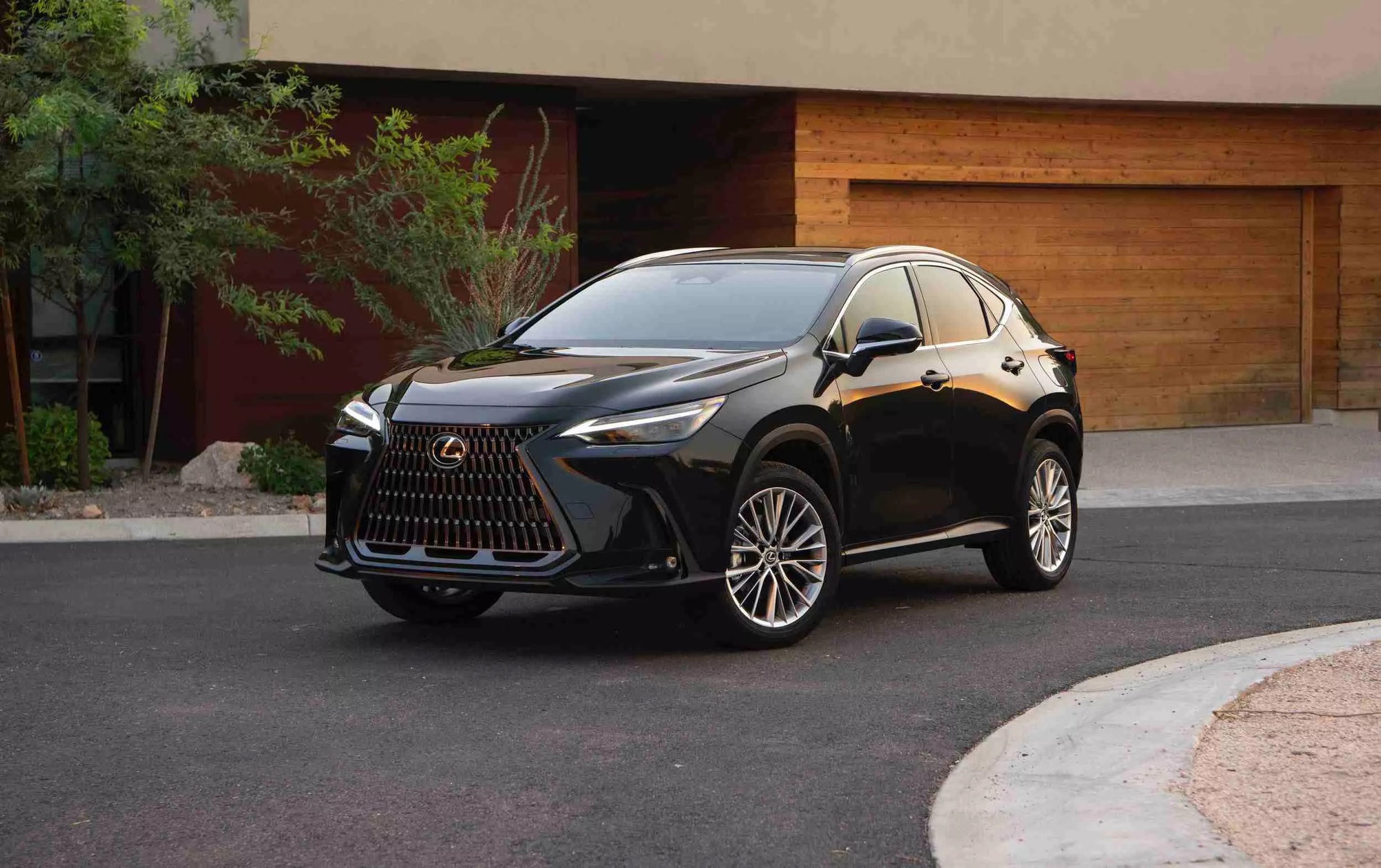 Lexus NX 2026 ra mắt: Giá quy đổi từ gần 1,2 tỷ đồng, bản tiết kiệm nhất chỉ ‘ăn’ 5,9L/100km, cạnh tranh GLC, X3- Ảnh 2. Lexus NX 2026 ra mắt: Giá quy đổi từ gần 1,2 tỷ đồng, bản tiết kiệm nhất chỉ ‘ăn’ 5,9L/100km, cạnh tranh GLC, X3- Ảnh 2.
