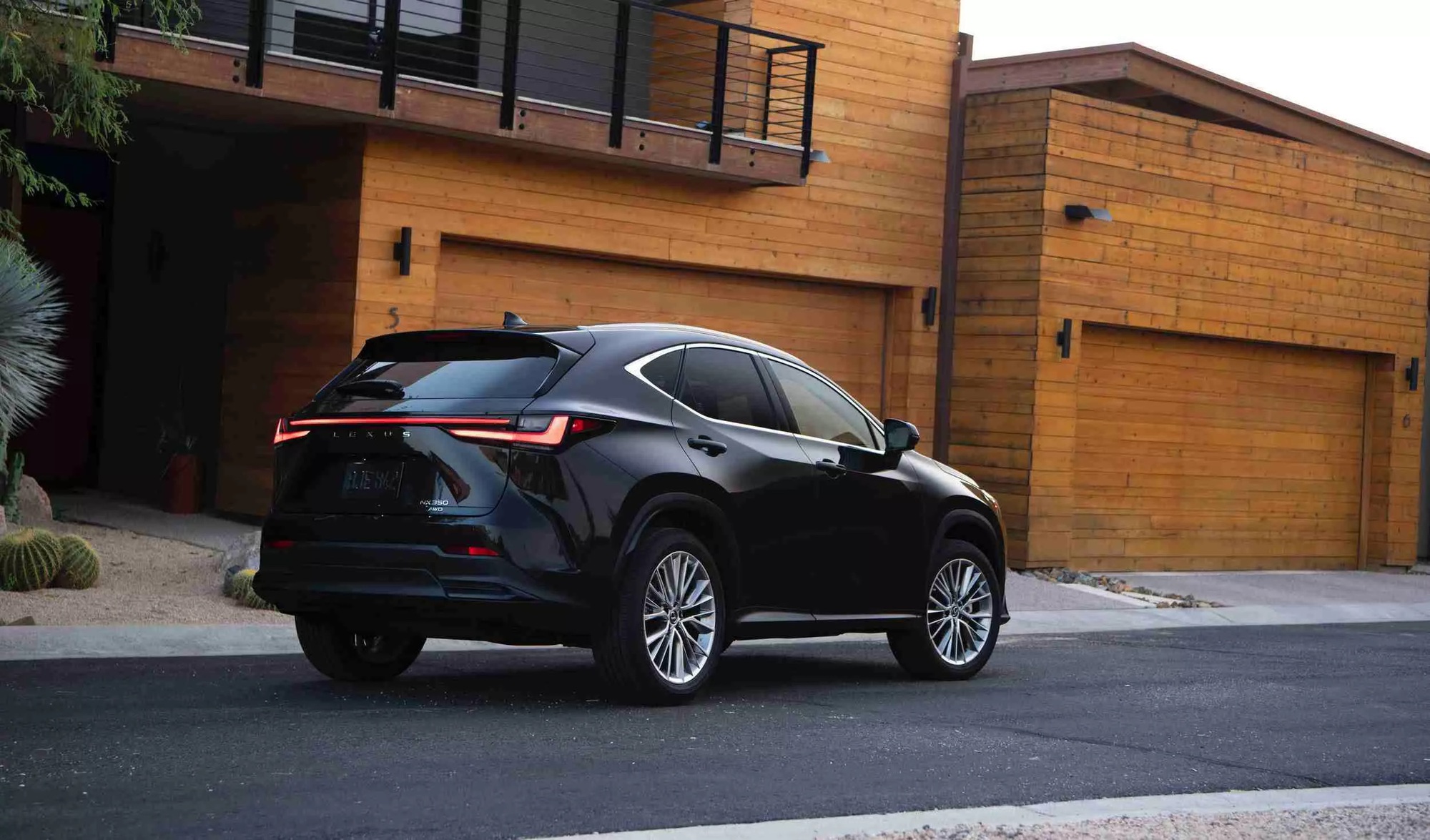 Lexus NX 2026 ra mắt: Giá quy đổi từ gần 1,2 tỷ đồng, bản tiết kiệm nhất chỉ ‘ăn’ 5,9L/100km, cạnh tranh GLC, X3- Ảnh 3. Lexus NX 2026 ra mắt: Giá quy đổi từ gần 1,2 tỷ đồng, bản tiết kiệm nhất chỉ ‘ăn’ 5,9L/100km, cạnh tranh GLC, X3- Ảnh 3.