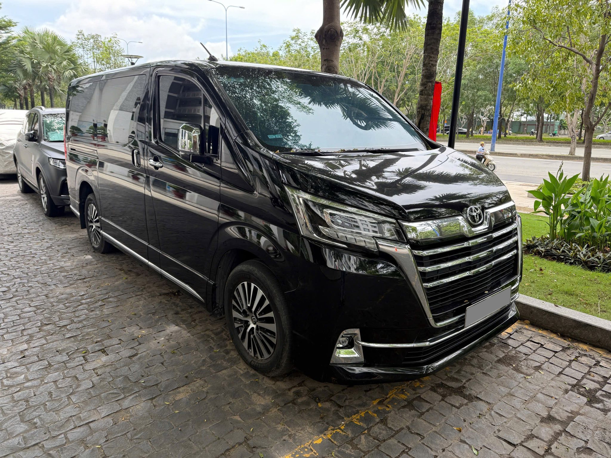 Chiếc Toyota đã qua sử dụng này phù hợp với gia đình 9 người: Nhập Nhật, máy dầu, rộng hơn Kia Carnival, giá rao đắt hơn Mercedes GLC 300- Ảnh 2.