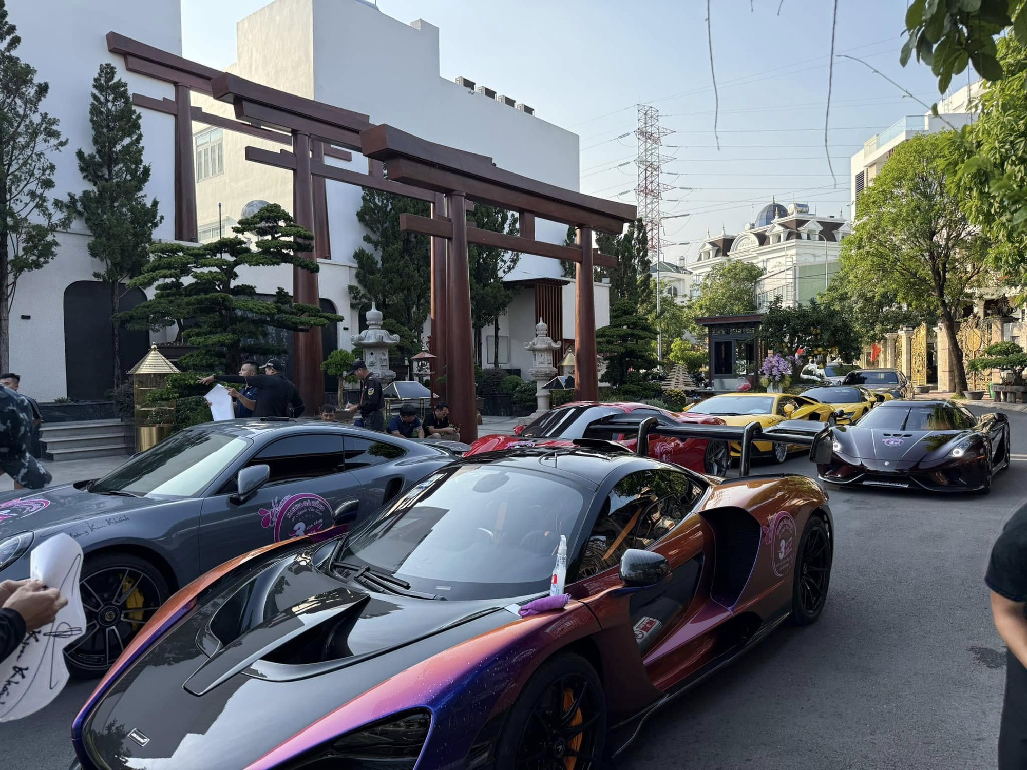 Đại gia Hoàng Kim Khánh tiết lộ 2 lý do khiến cặp siêu xe trăm tỷ McLaren Senna và Koenigsegg Regera không được đăng ký biển Việt Nam- Ảnh 5. Đại gia Hoàng Kim Khánh tiết lộ 2 lý do khiến cặp siêu xe trăm tỷ McLaren Senna và Koenigsegg Regera không được đăng ký biển Việt Nam- Ảnh 5.
