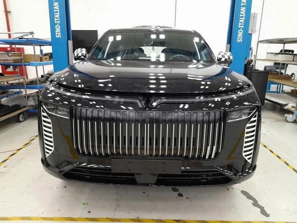 Bộ ảnh này cho thấy rõ nét thiết kế SUV VinFast cỡ lớn mới: Trục giữa dài hơn hẳn VF 9, nội thất có thể tối ưu cho ‘chủ tịch’- Ảnh 3.