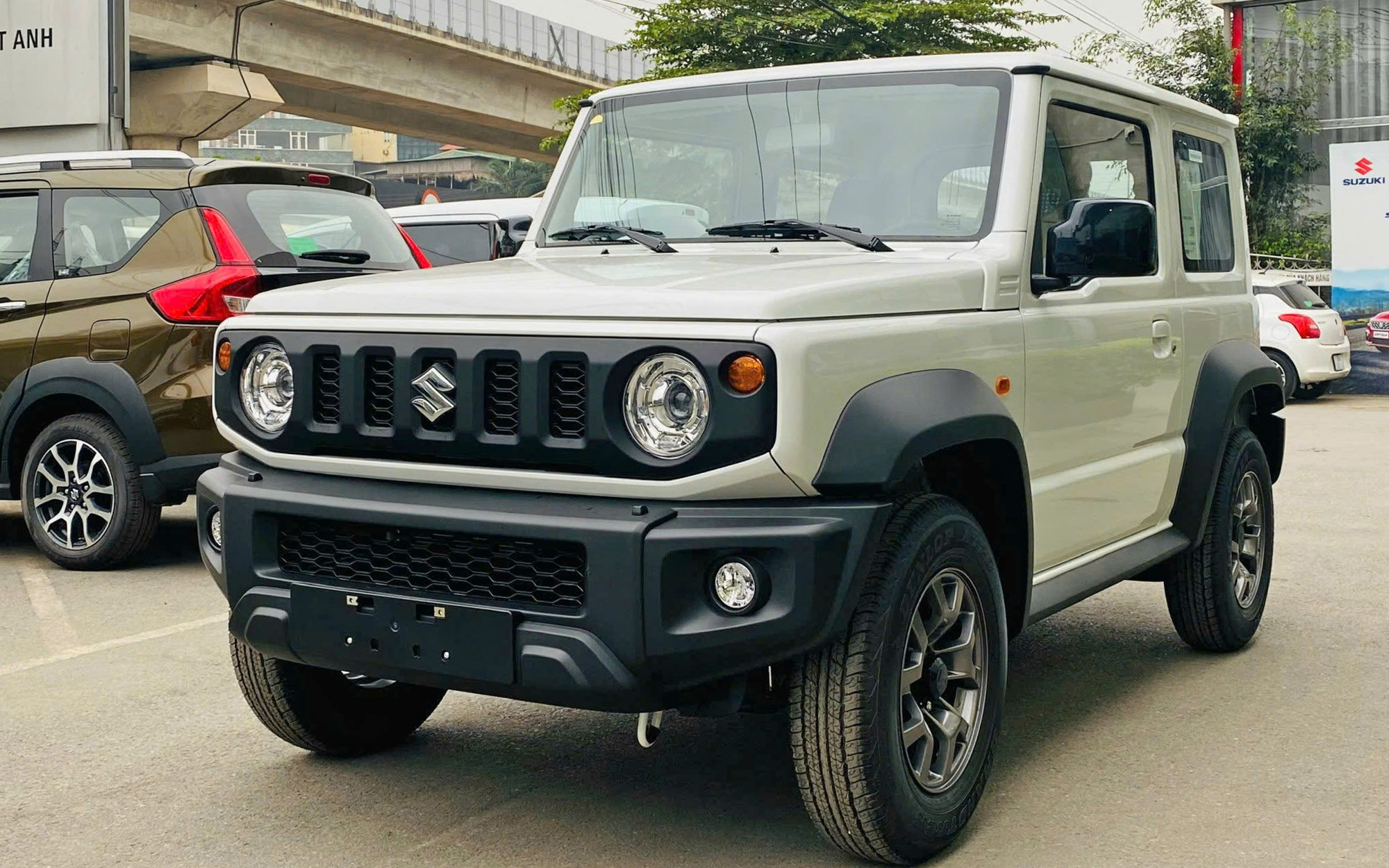 Mua Suzuki Jimny bây giờ tiết kiệm 120 triệu đồng tiền lăn bánh: Đại lý giảm giá sâu, nhiều nơi độ sẵn hầm hố để hút khách- Ảnh 2. Mua Suzuki Jimny bây giờ tiết kiệm 120 triệu đồng tiền lăn bánh: Đại lý giảm giá sâu, nhiều nơi độ sẵn hầm hố để hút khách- Ảnh 2.
