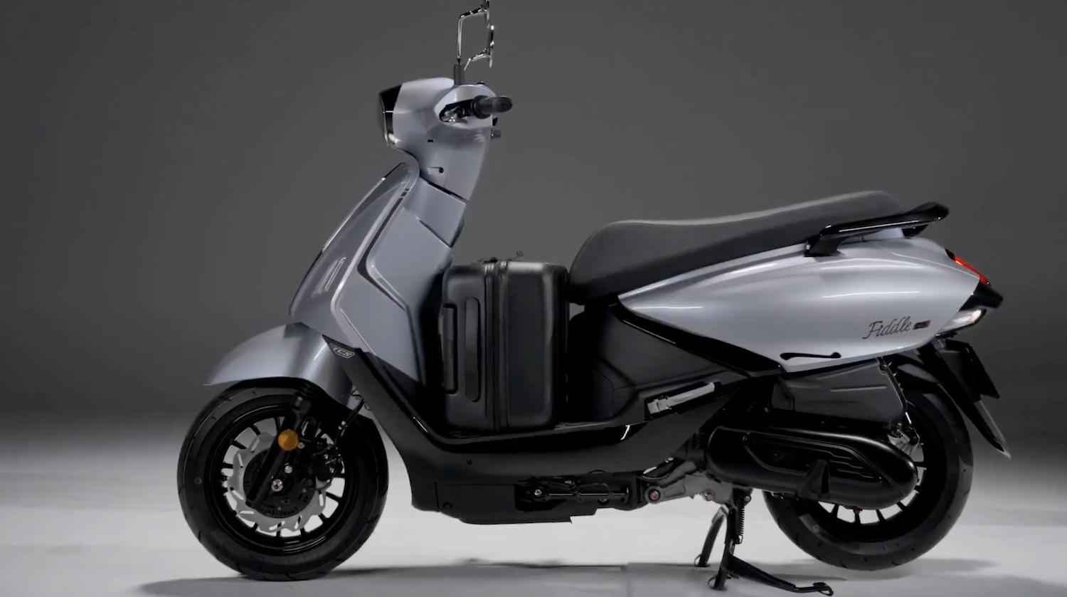 'Vua xe ga' ăn xăng 1,6 lít/100 km được đăng ký tại Việt Nam: ngoại hình đẹp tựa Vespa, trang bị vượt mặt Honda SH160i- Ảnh 5. 'Vua xe ga' ăn xăng 1,6 lít/100 km được đăng ký tại Việt Nam: ngoại hình đẹp tựa Vespa, trang bị vượt mặt Honda SH160i- Ảnh 5.