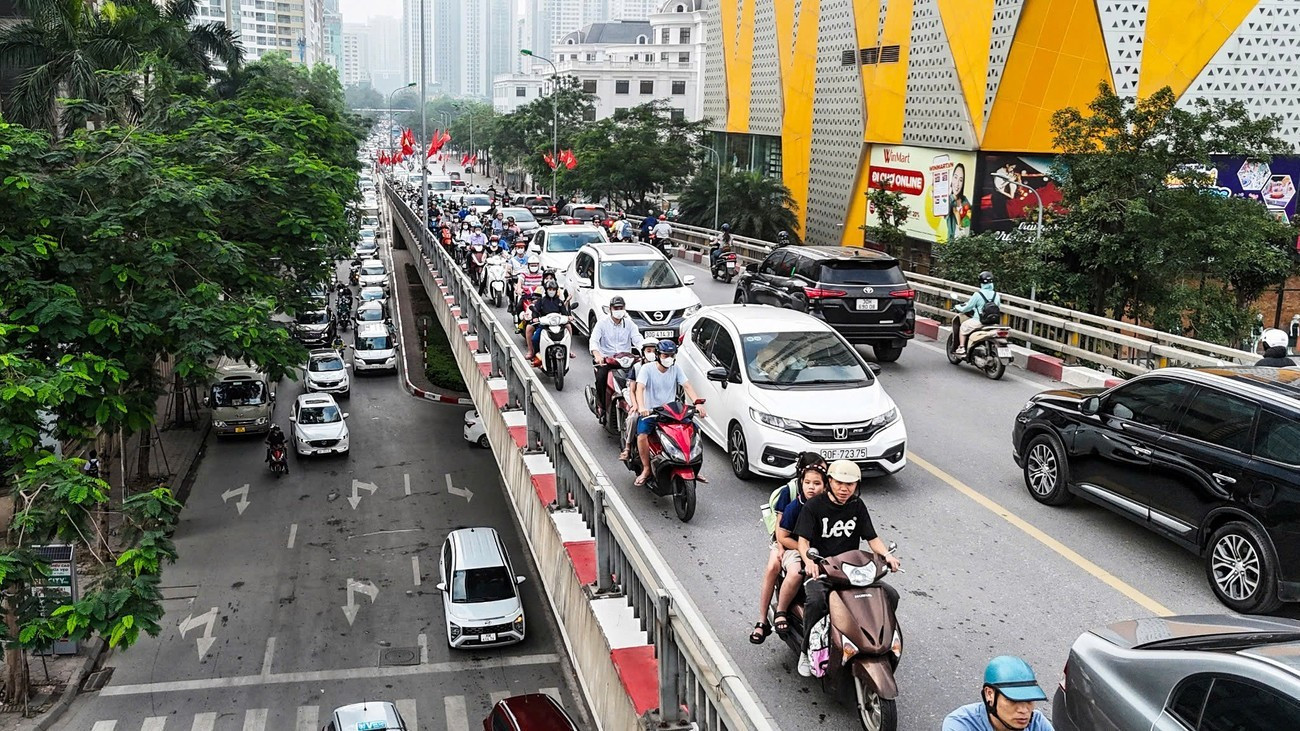 Hà Nội rút ngắn lộ trình 5 năm và mở rộng phạm vi cấm xe gây ô nhiễm- Ảnh 1. Hà Nội rút ngắn lộ trình 5 năm và mở rộng phạm vi cấm xe gây ô nhiễm- Ảnh 1.